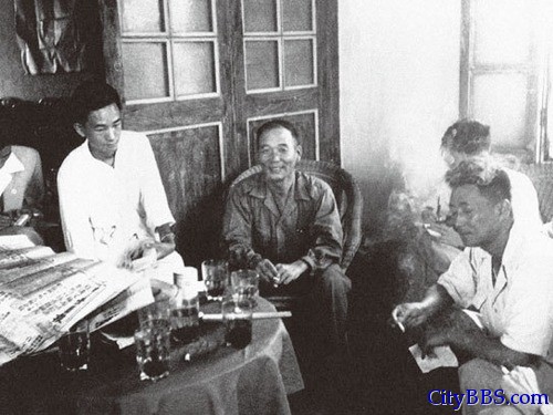 金门战役后，国民党金门防卫司令胡琏（中坐者）在指挥所接受新闻记者的采访 ...