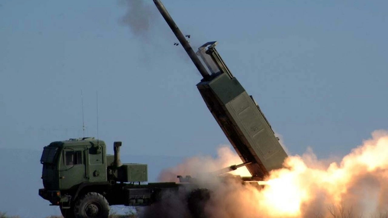 一款“海马斯多管火箭系统”（HIMARS）M142发射器