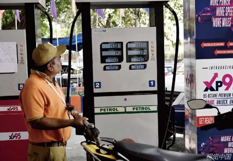 印度加尔各答，印度最大的燃料零售商提高了汽油和柴油价格