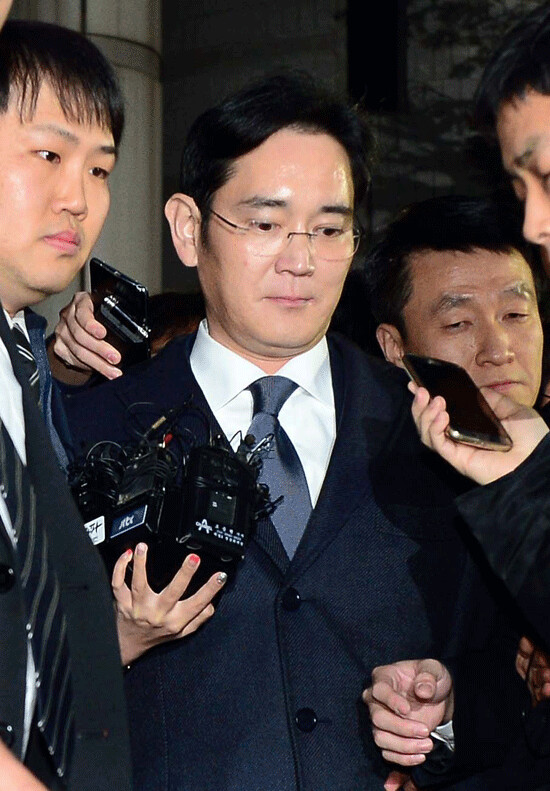 李在镕——就是那个因行贿罪被判2年半刚被假释的三星公子哥