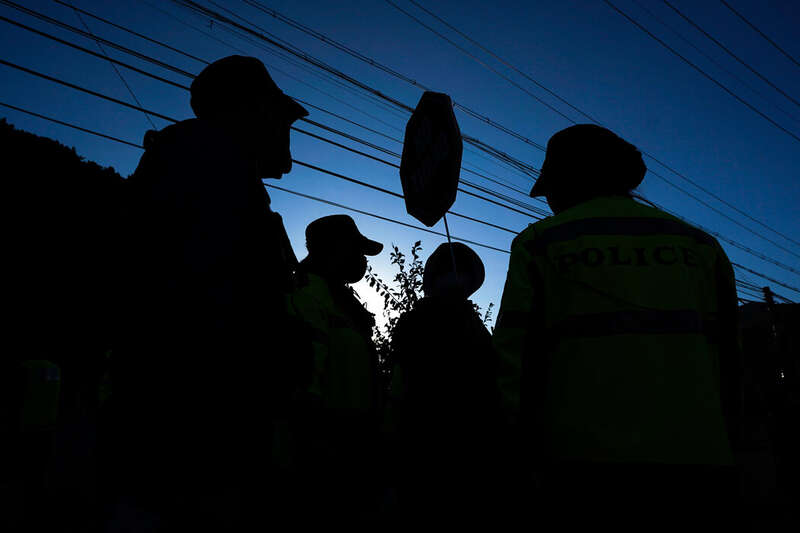 大多数反对扩建美国军事基地、反对部署萨德系统的韩国人担心，他们的国家会陷入美中竞争的漩涡 ...