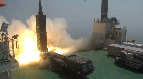 韩国试射“玄武”-2C弹道导弹。