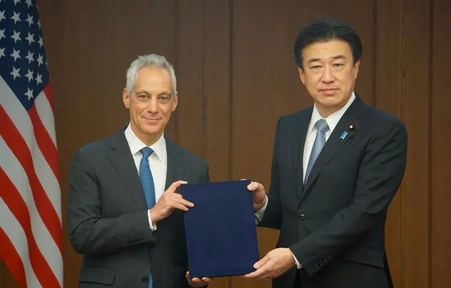 日本防卫大臣与美国驻日大使手持合同书合影
