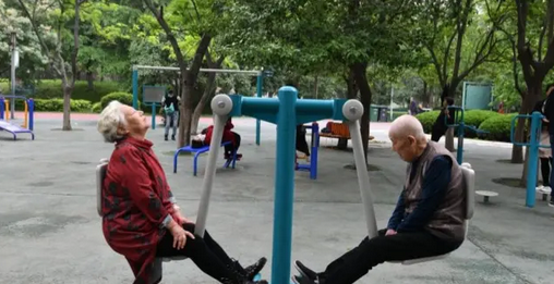 上海一家试点社区养老中心的老年人在锻炼