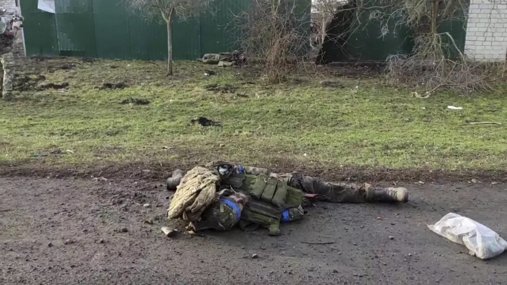 俄罗斯国防部发布乌军一名士兵13日横死苏贾镇路边的场面