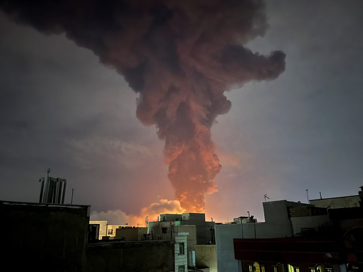 伊朗德黑兰，在美以冲突期间，爆炸后浓烟滚滚